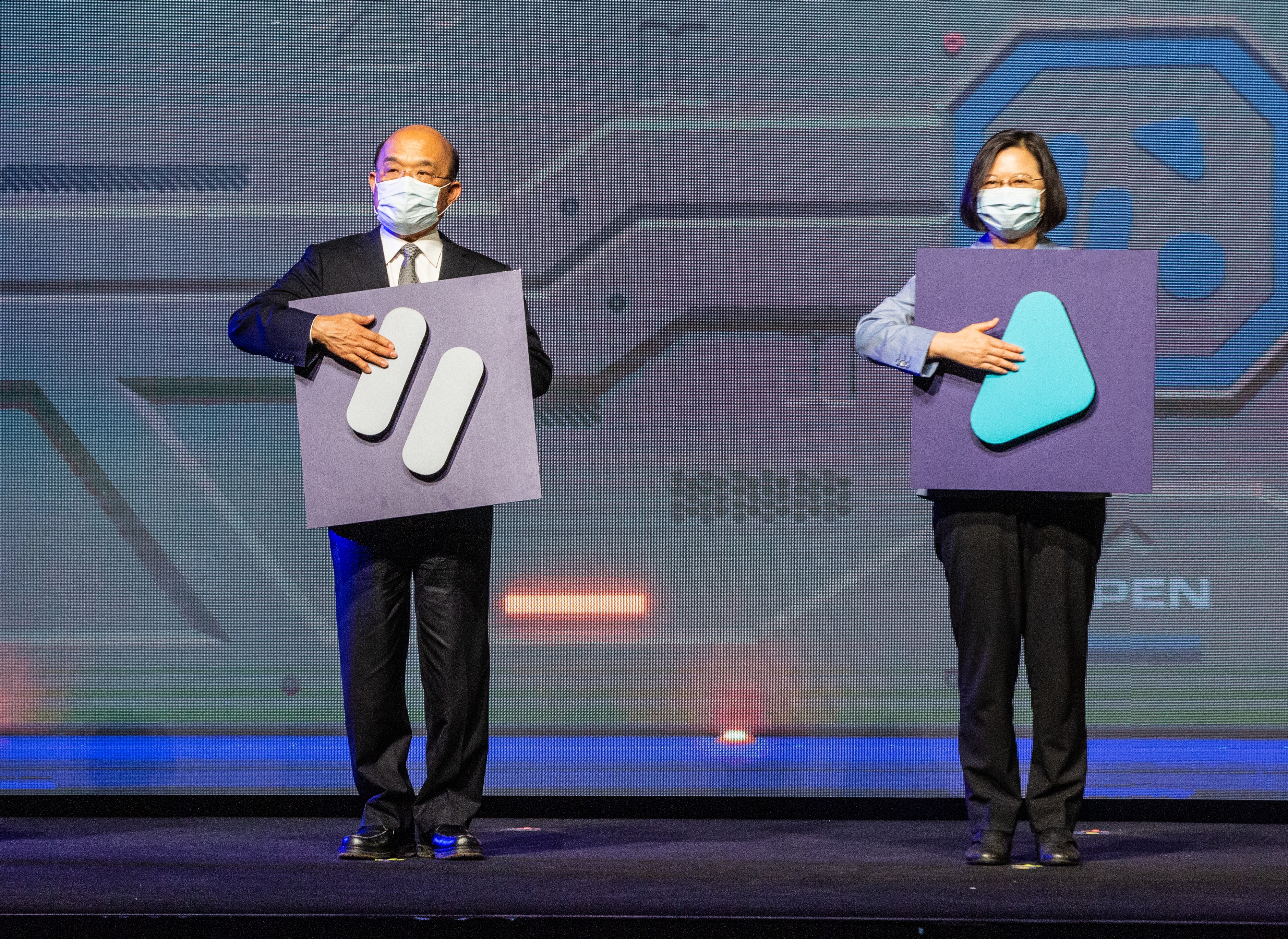 總統蔡英文（右）今裁示，初步規劃可運用3,800億元中，最後剩餘金額約1,800億元，會適時研議與全民共享的可行方案。（本刊資料照）