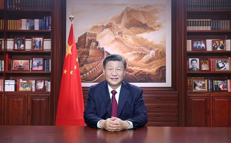 習近平今天透過官媒進行直播,向人民發表新年賀詞,並未強硬提及「祖國統一」,僅提到「海峽兩岸一家親」。(翻攝自新華社)