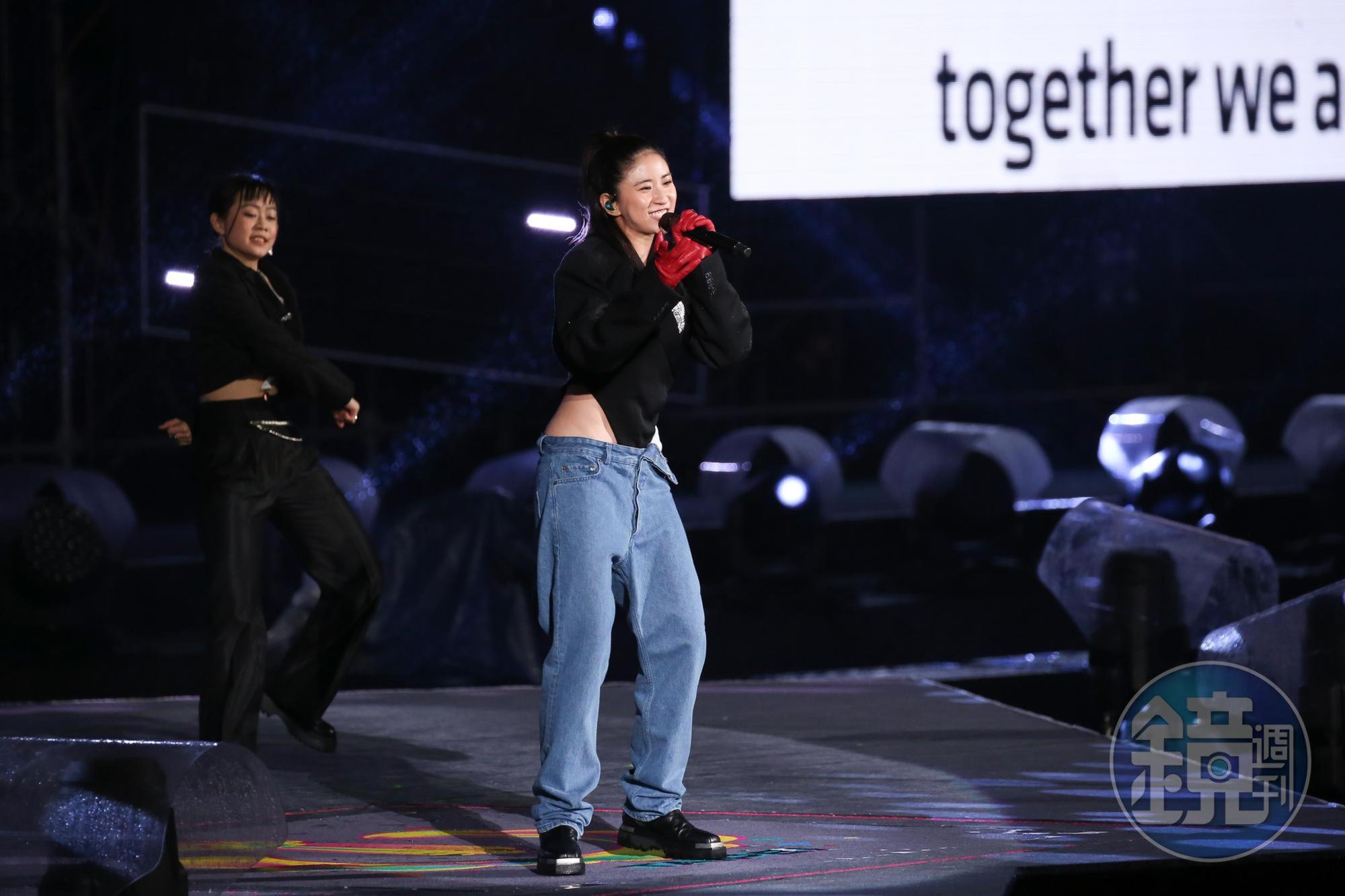 9m88一身黑白褲裝，腰際兩側清涼，盡顯美麗小蠻腰。