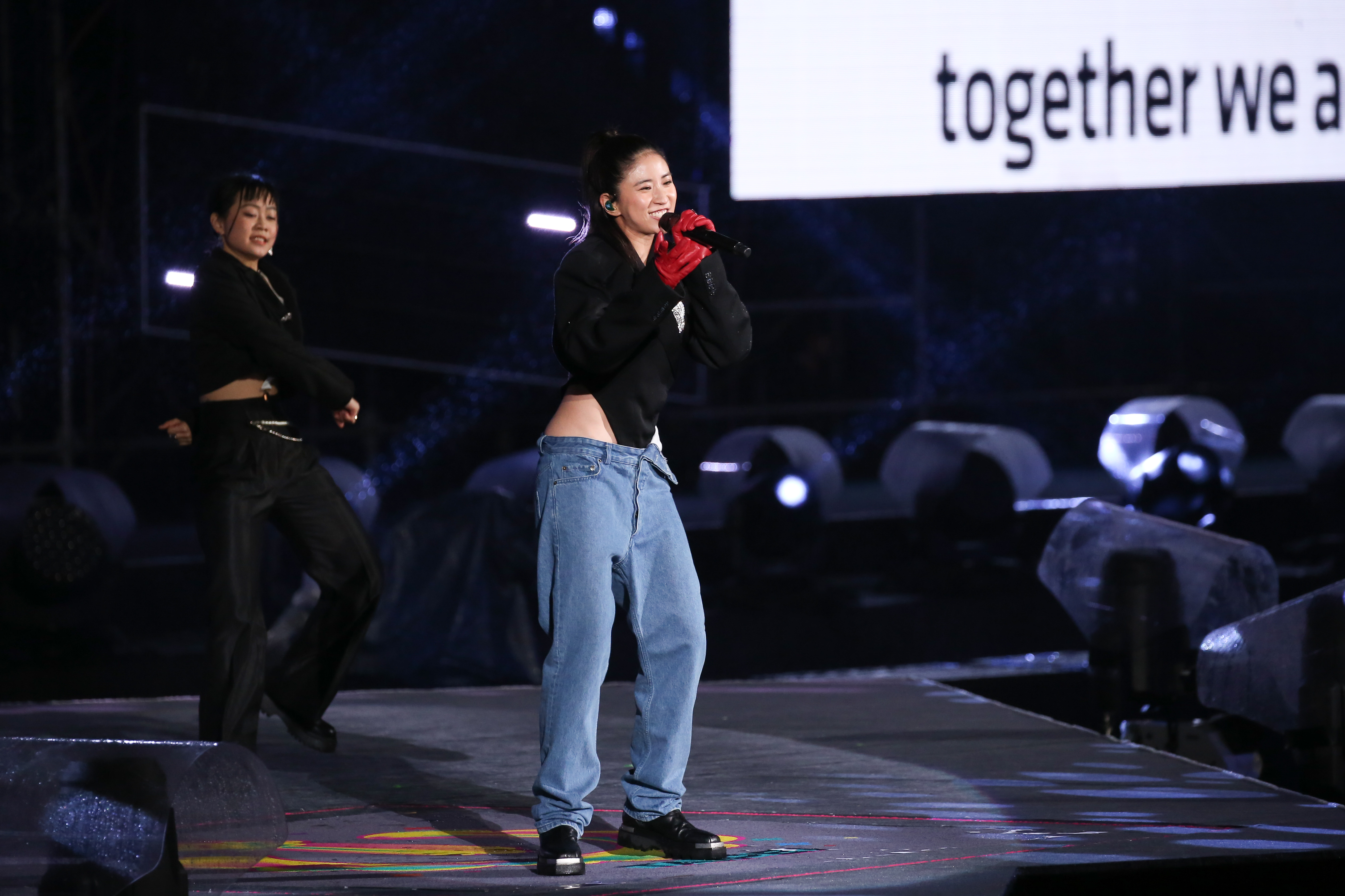 9m88一身黑白褲裝，腰際兩側清涼，盡顯美麗小蠻腰。