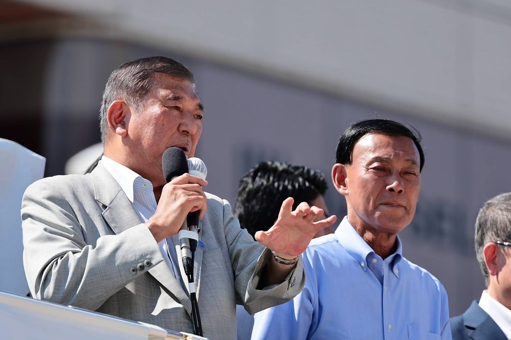 石破茂（左）下台讓市場陷入「繼任者猜謎戰」，使日銀升息時程添變數。（翻攝自石破茂IG）