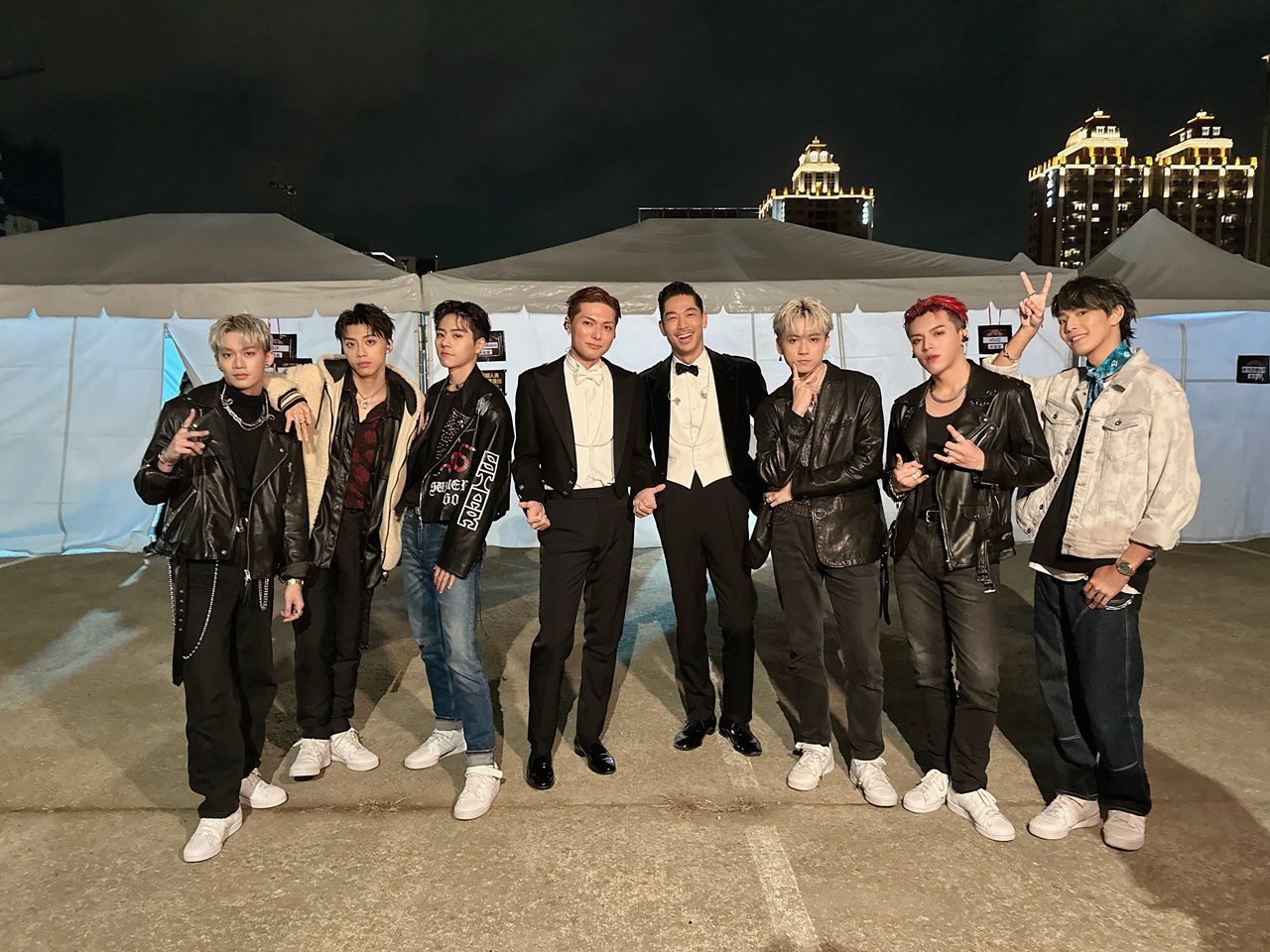 Ozone跨年表演後台與AKIRA相遇,並合影留念。(索尼音樂提供)