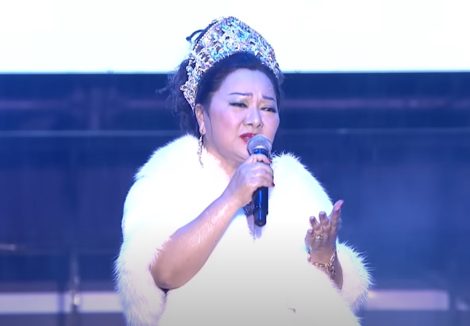 白冰冰跨年夜在花蓮嗨唱日劇爆紅神曲〈first love〉，掀起網友熱議。（翻攝自三立新聞網SETN YT頻道）