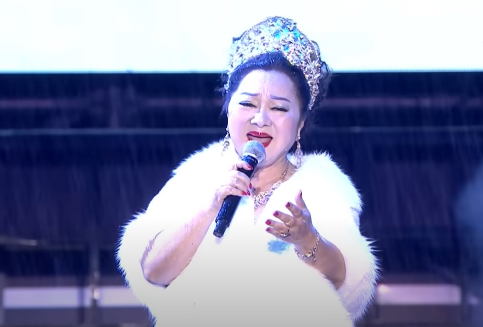 白冰冰跨年夜在花蓮嗨唱日劇爆紅神曲〈first love〉，掀起網友熱議。（翻攝自三立新聞網SETN YT頻道）