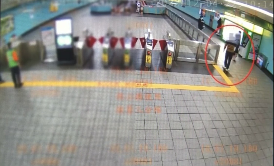 北捷露鳥男。（翻攝畫面）