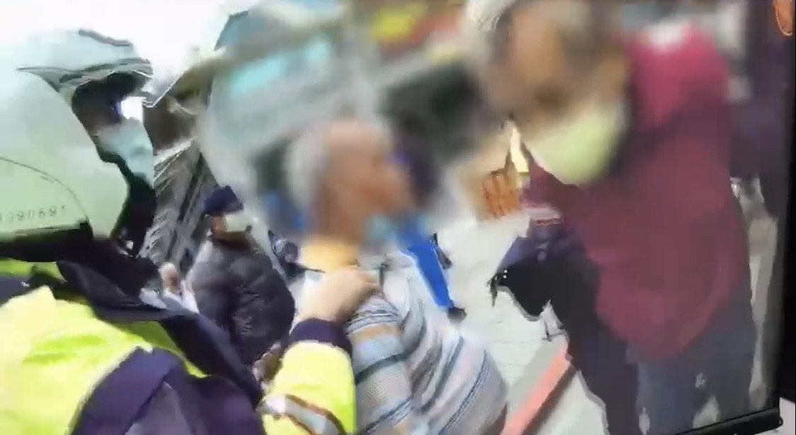 蔡男要多領一個愛心便當遭拒動手打人。（翻攝畫面）