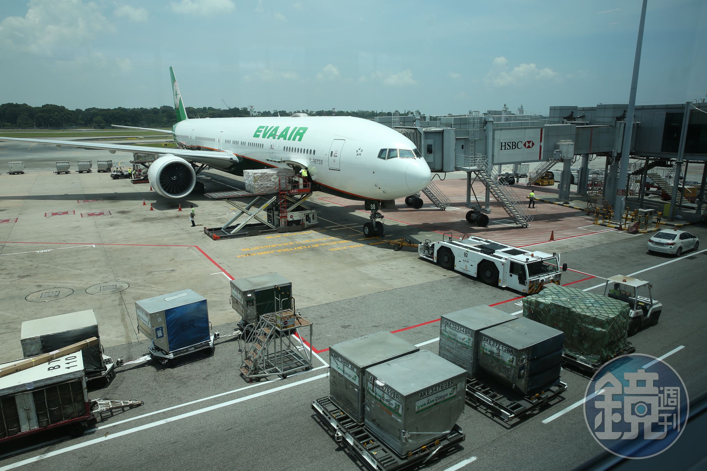 長榮航空企業工會顧問周聖凱認為，長榮最後仍會「給一些東西」，而長榮航勤沒有工會，能爭取到多少就不得而知了。