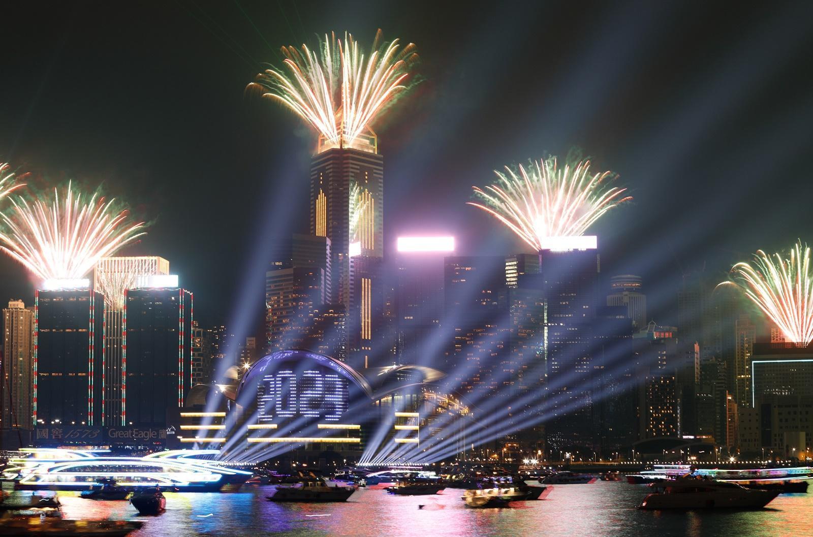 今年煙火秀串連港島10棟摩天大樓，從頂樓施放絢麗的煙火秀。（香港旅遊發展局提供）