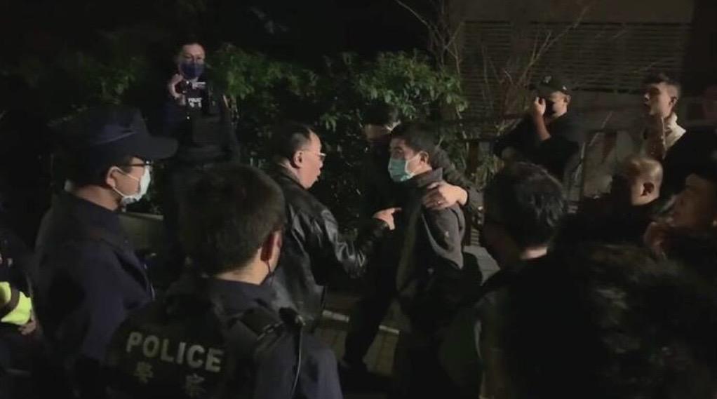警方勸離來關心大嫂被打的10黑衣人。（翻攝畫面）