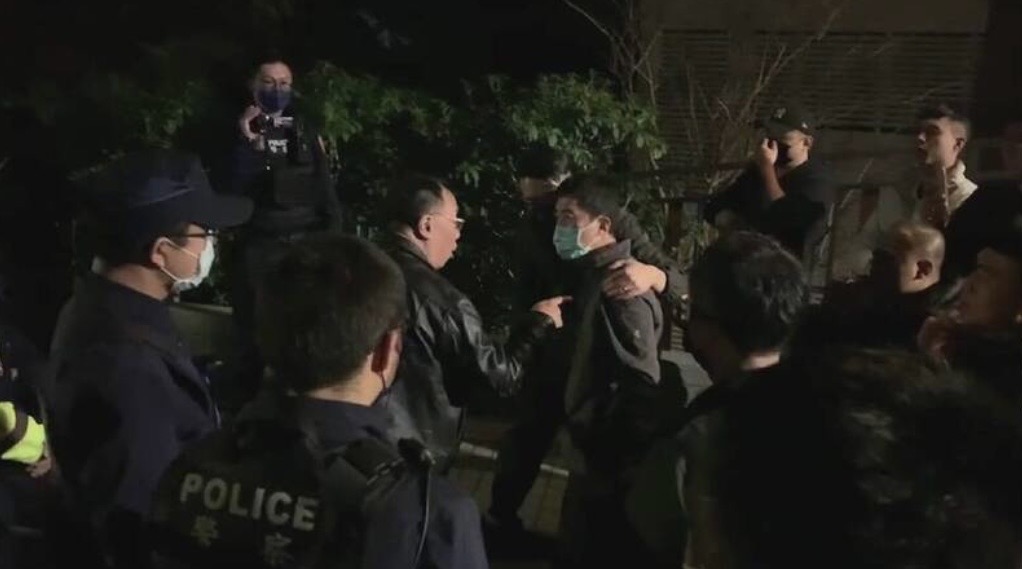 警方勸離來關心大嫂被打的10黑衣人。（翻攝畫面）