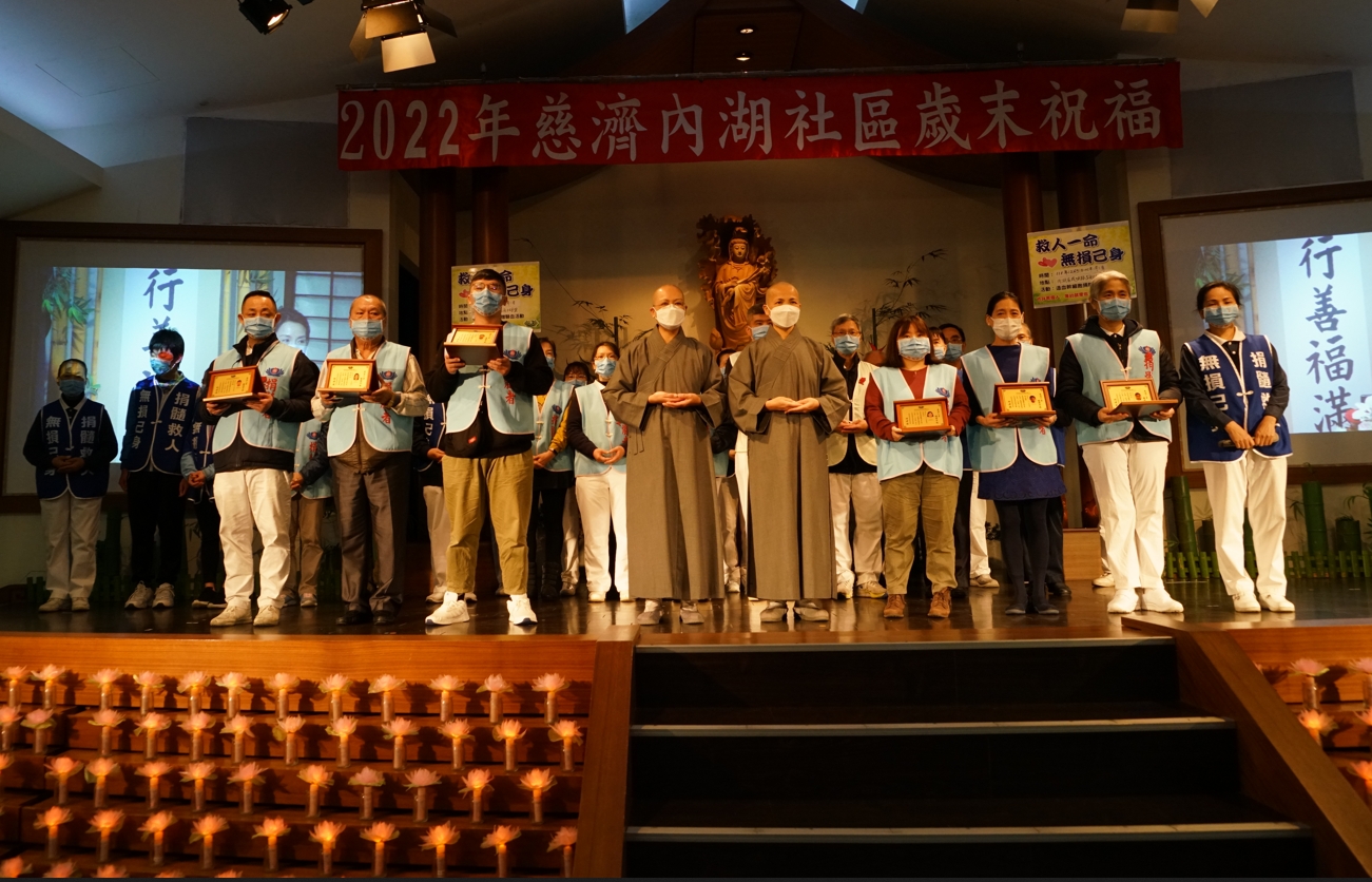 師父為6位捐贈者致贈「捐贈者紀念牌」。(慈濟提供)