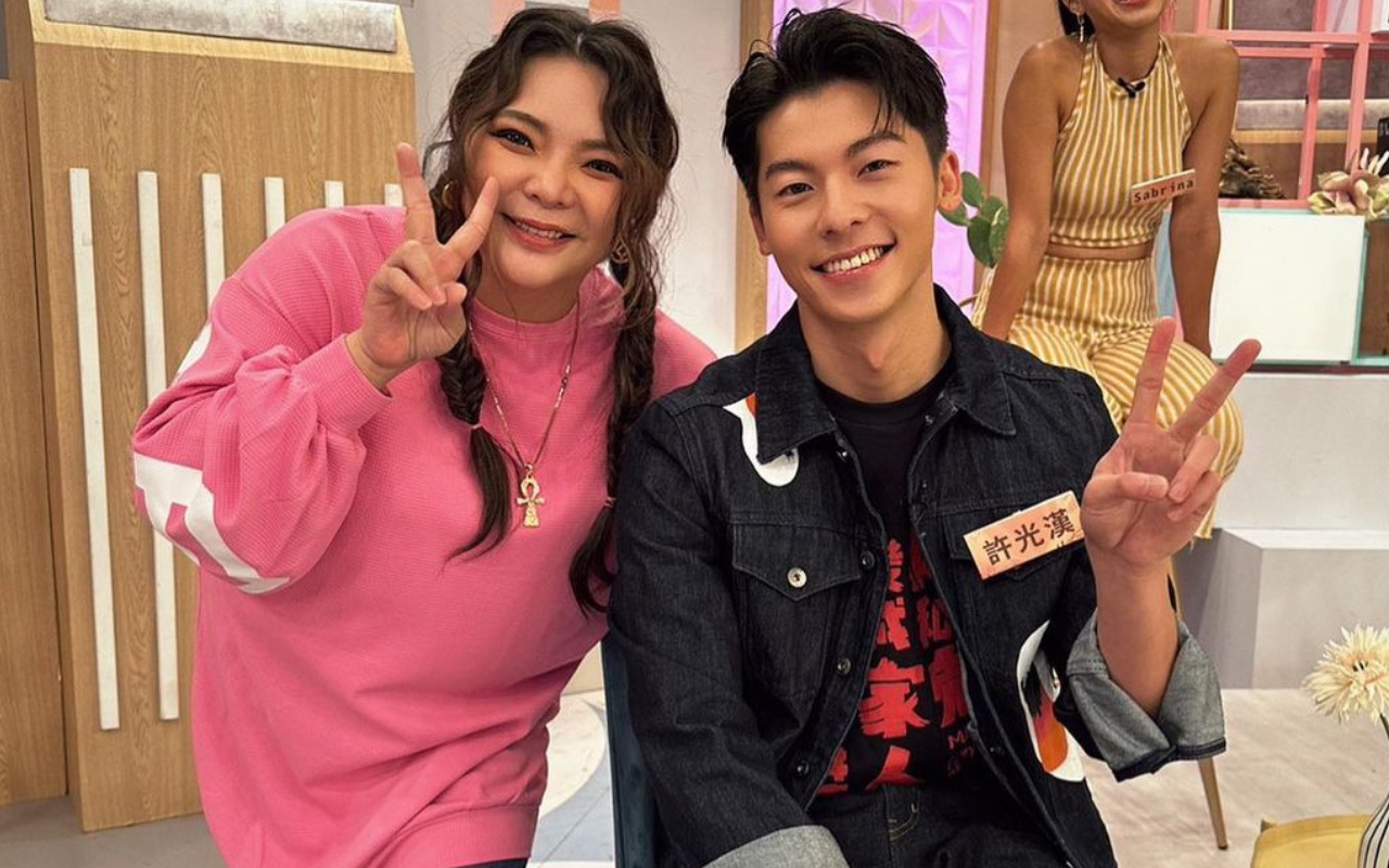 小甜甜（左）與男神許光漢（右）合照，有酸民也會覺得「不檢點」吧？（翻攝自小甜甜IG）