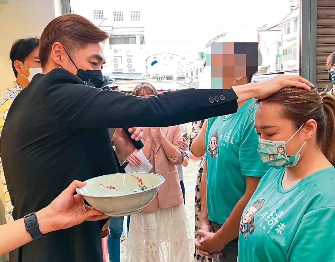 小甜甜(右)曾加入宋逸民(左)領導的「藝起發光」教會。(藝起發光提供)