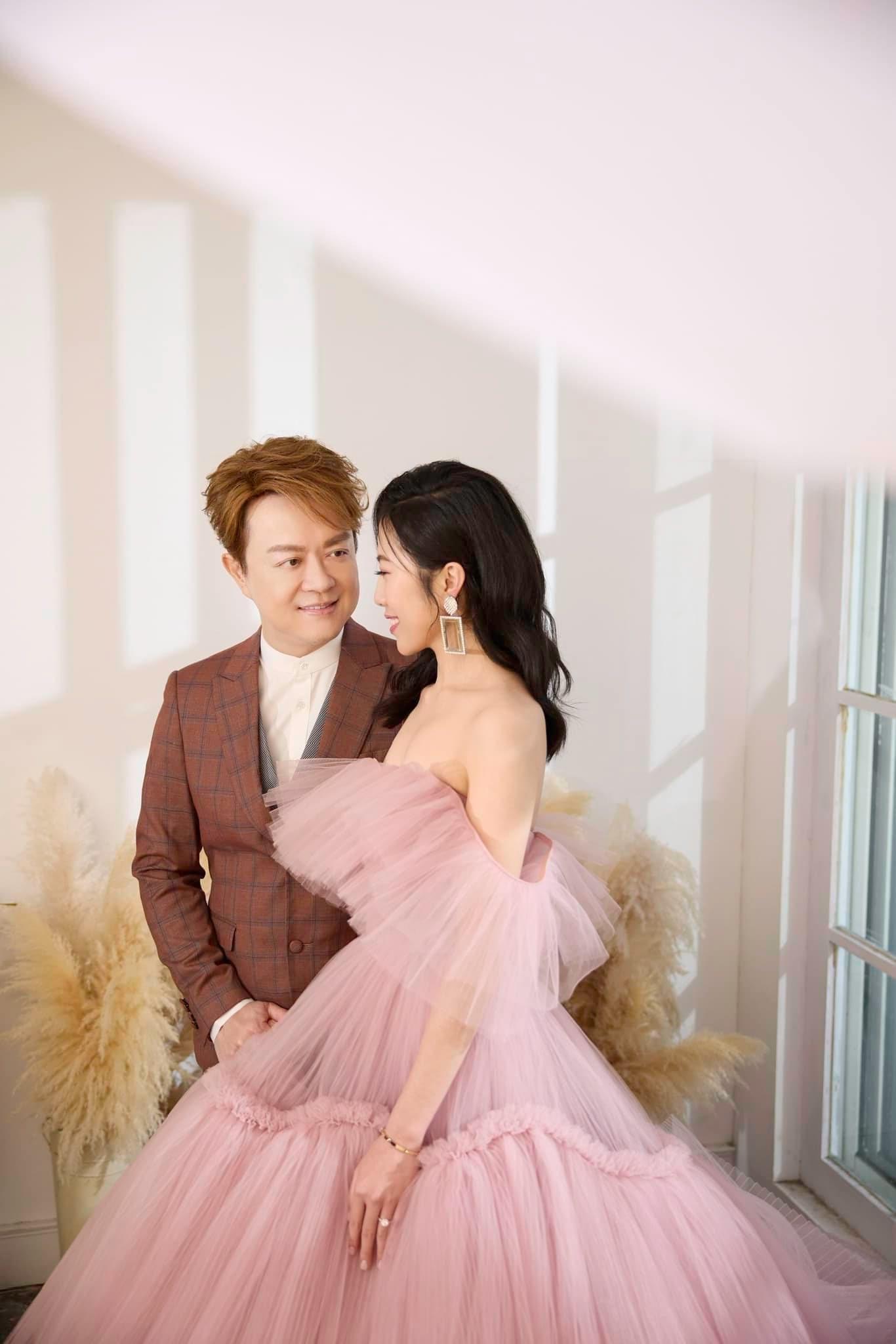 翁立友與老婆Emily登記結婚。(翻攝自翁立友臉書)