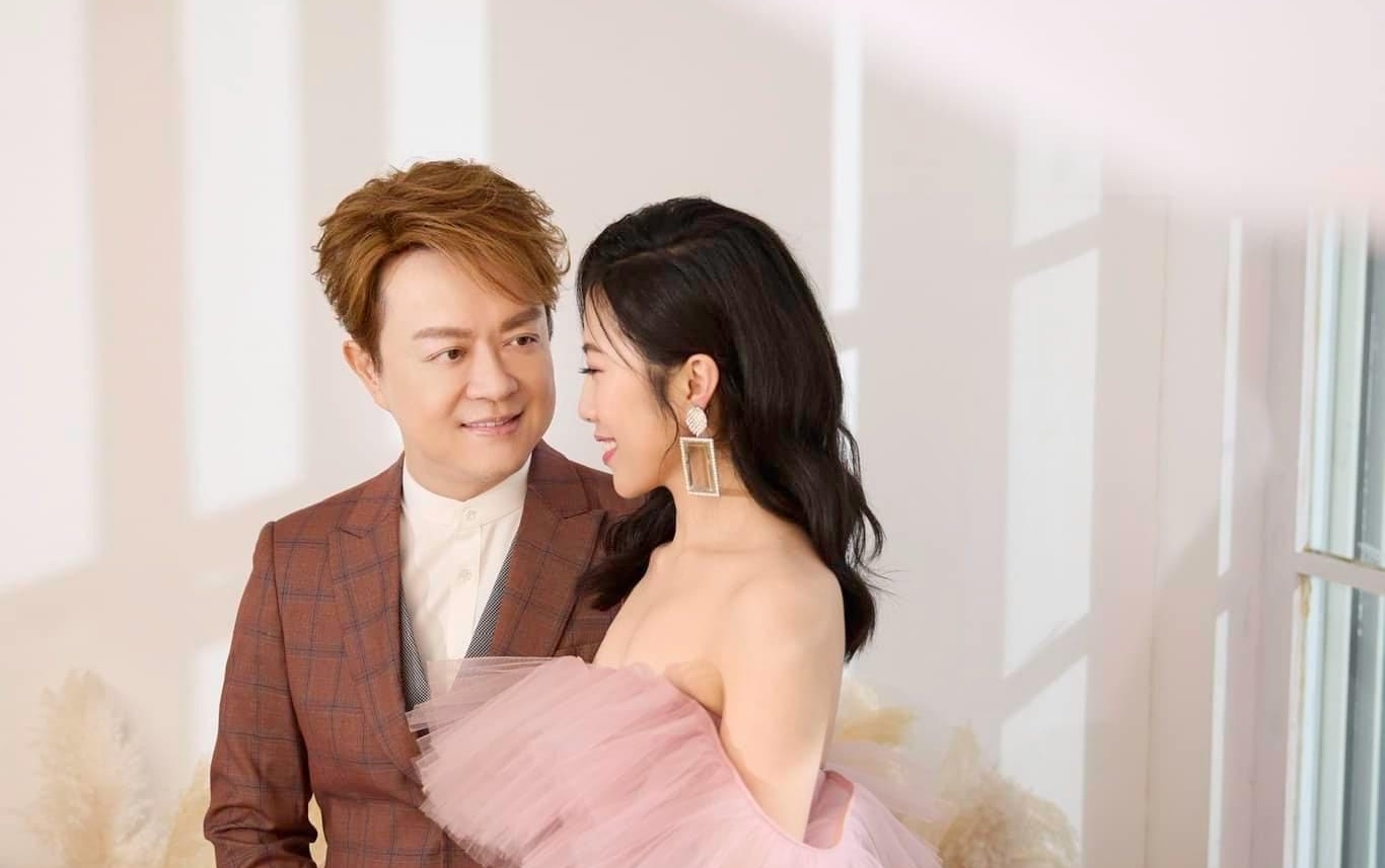 翁立友與老婆Emily登記結婚。（翻攝自翁立友臉書）