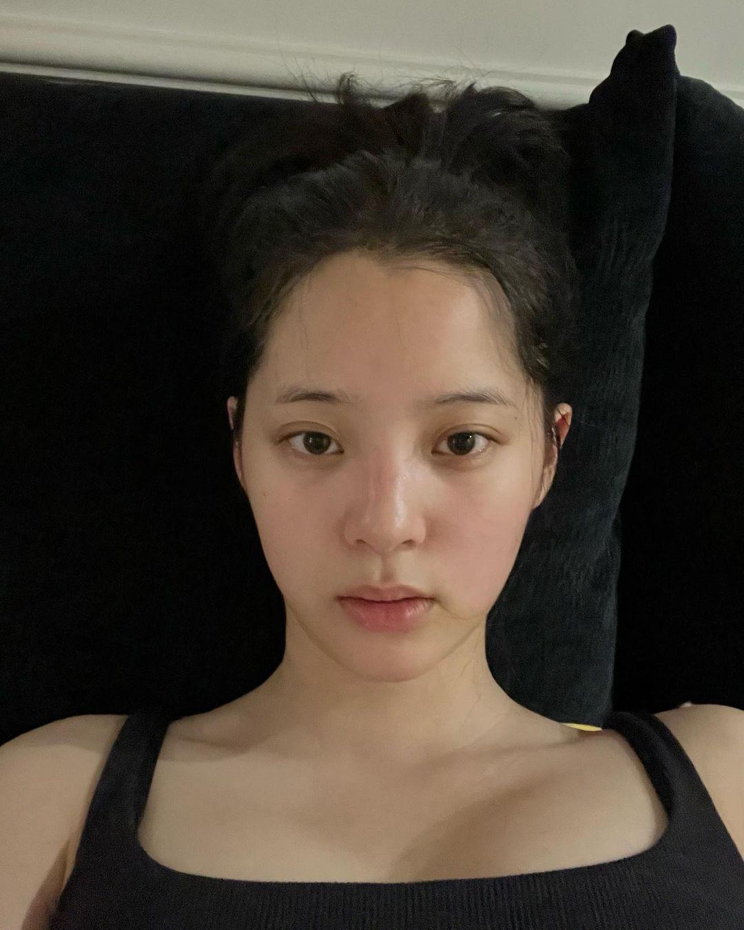 歐陽娜娜曬出素顏照,展現難得的小清新自然美。(翻攝自歐陽娜娜IG)