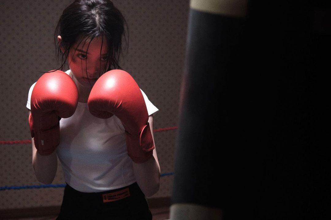 歐陽娜娜在〈Liar〉MV中打拳,才有了「受傷」照。(翻攝自歐陽娜娜IG)