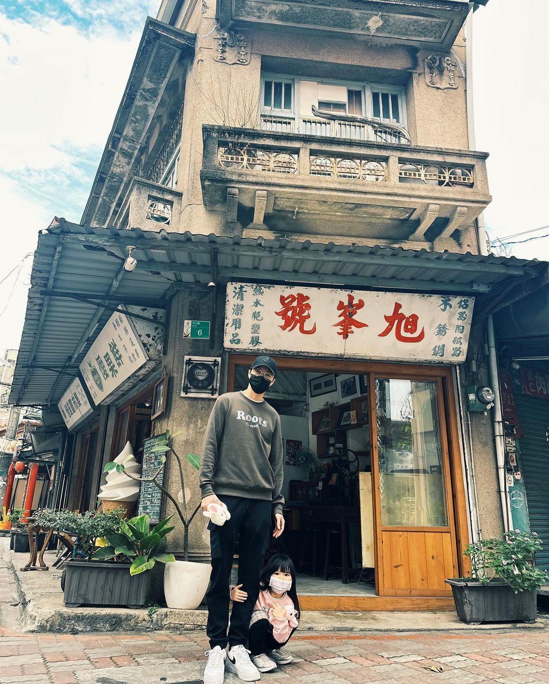 江宏傑(左)帶著女兒Aila醬(右)同遊台南的網美景點「旭峰號」。(翻攝自江宏傑IG)
