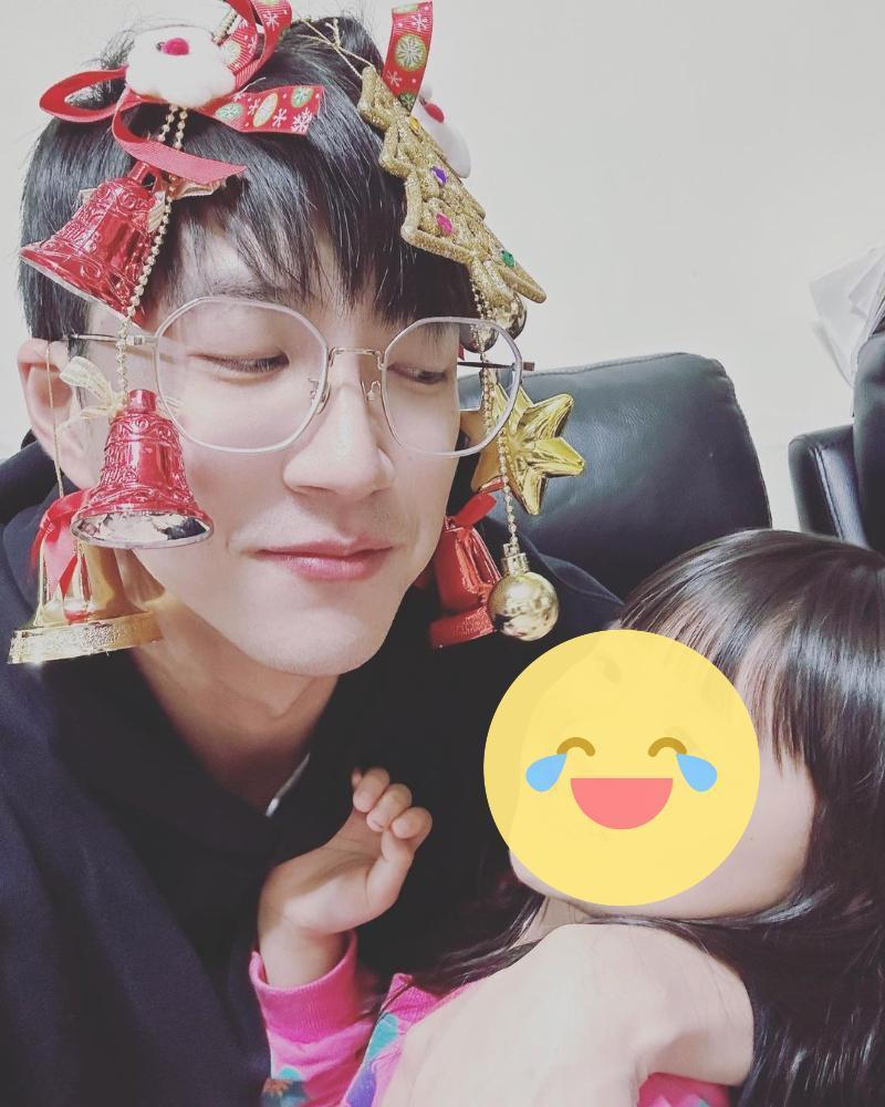 在耶誕節,江宏傑(左)裝扮成耶誕樹,逗樂女兒Aila醬(右)。(翻攝自江宏傑IG)