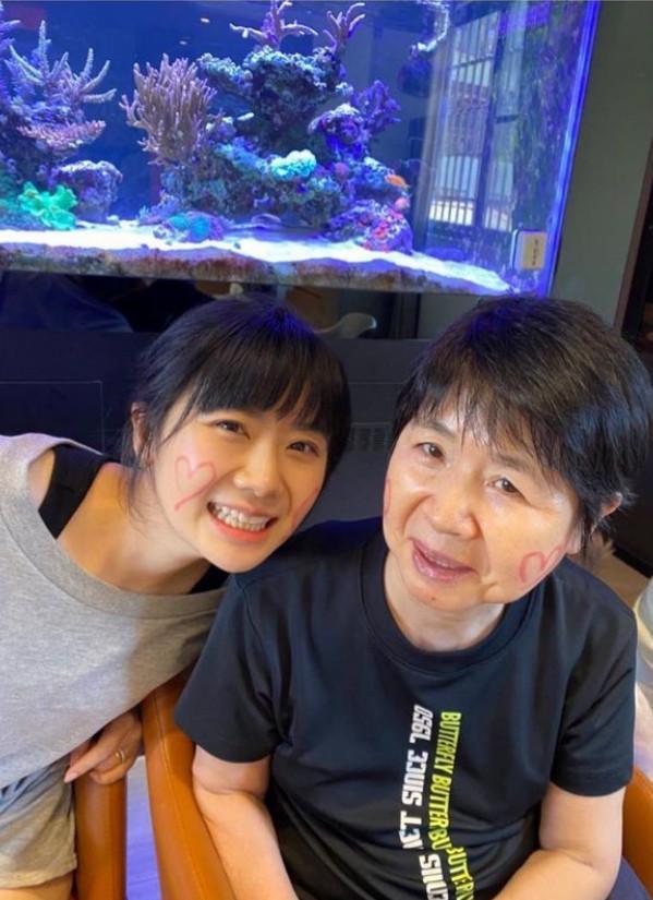 福原愛(左)今日發文,透露兔年是媽媽(右)的本命年。(翻攝自福原愛微博)