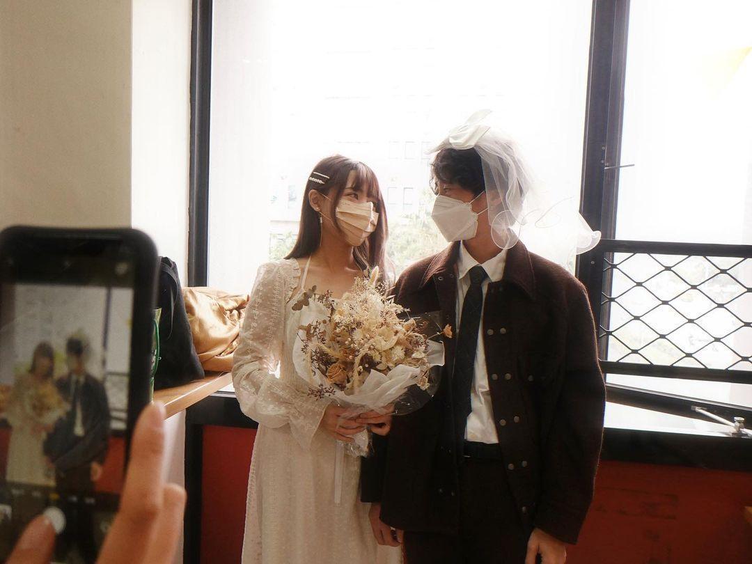 關關在IG發文,公開喜訊「我們結婚了」,並放上和老公小士甜蜜對視的照片。(翻攝自IG@ijk_0211)