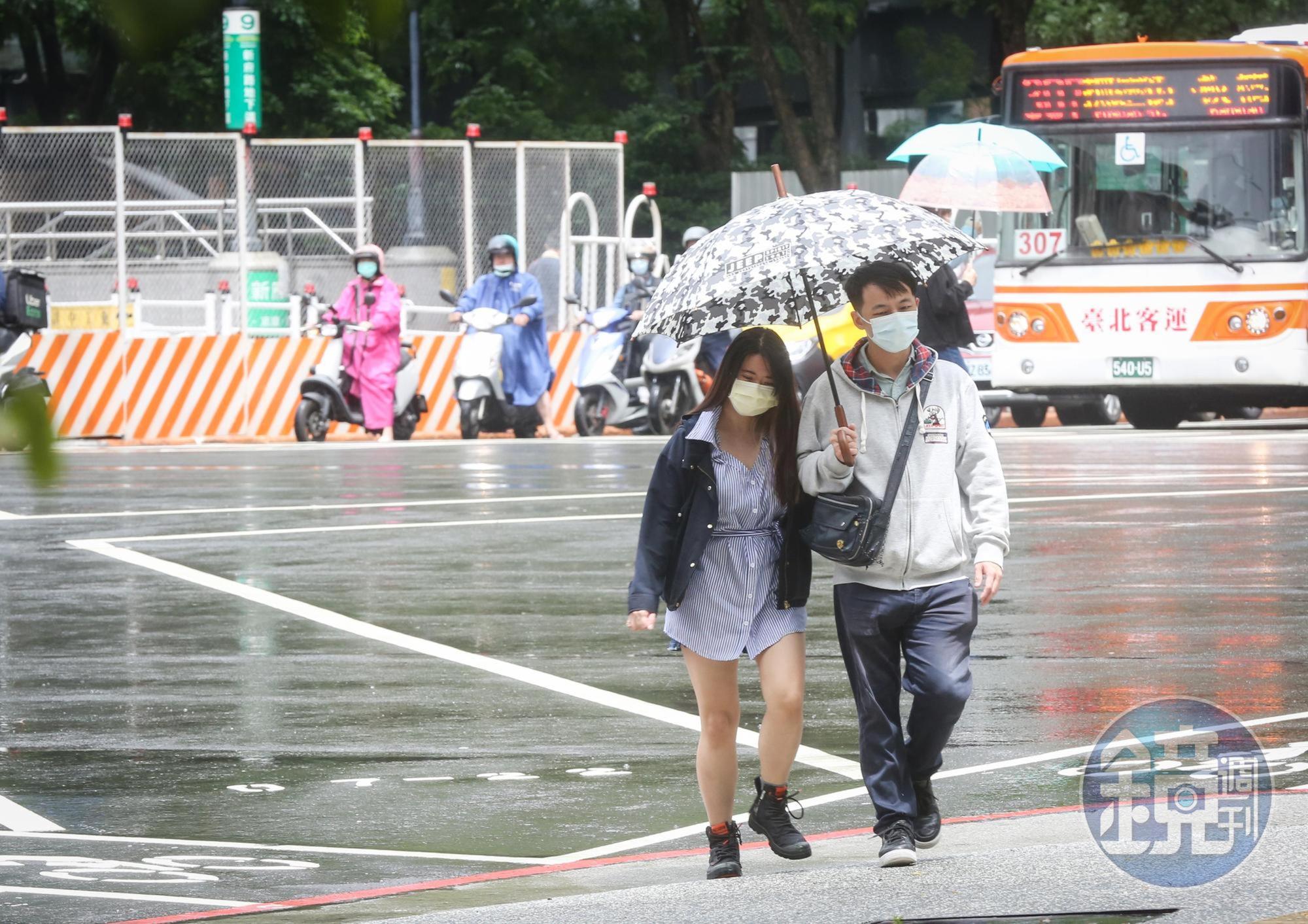 今天（2日）是連假最後一天，「全台有雨」高山也有機會下雪。（本刊資料照）