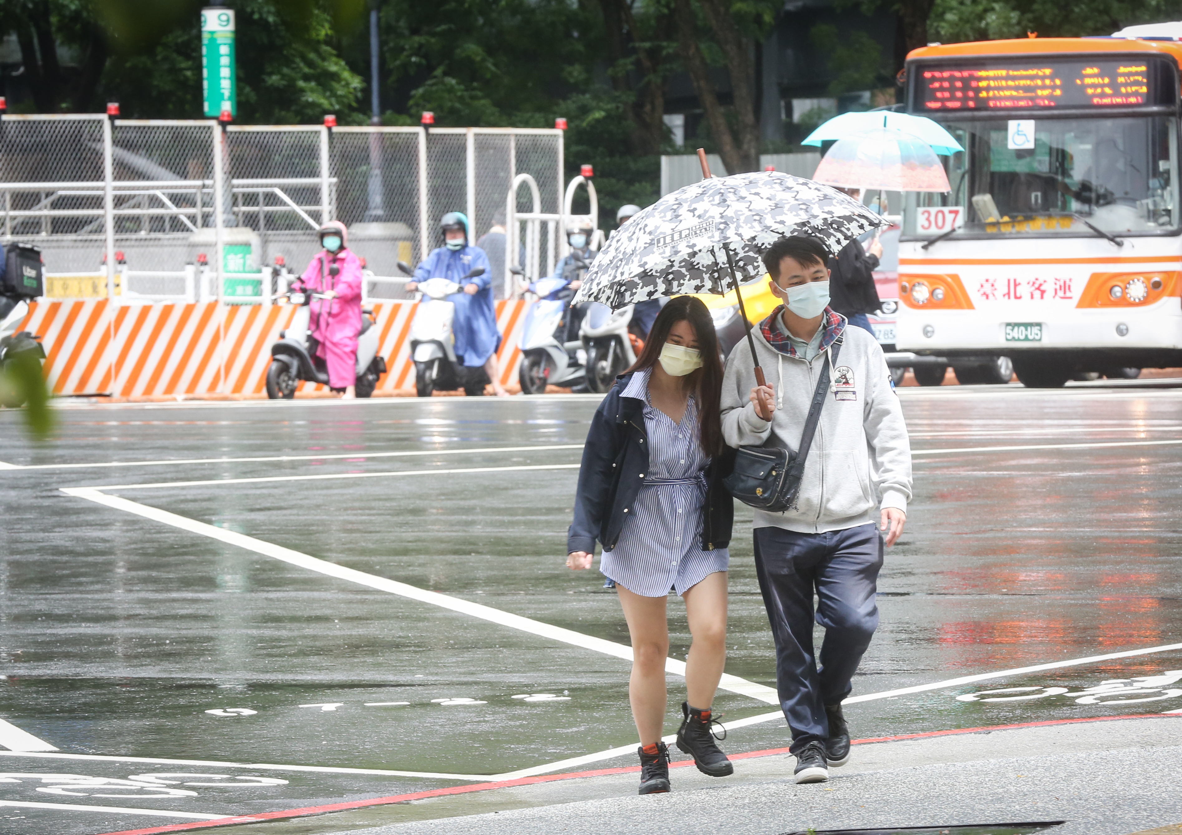今天（2日）是連假最後一天，「全台有雨」高山也有機會下雪。（本刊資料照）