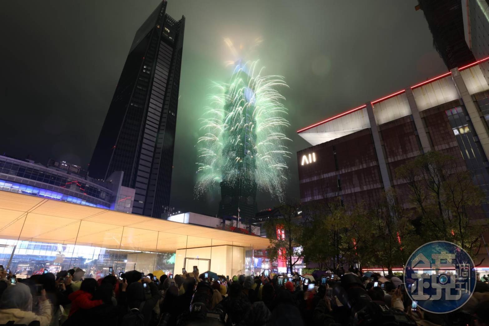 台北101煙火已成為跨年必看節目，但今年天候不佳，看過去一片霧茫茫，觀眾批「史上最難看煙火秀」。