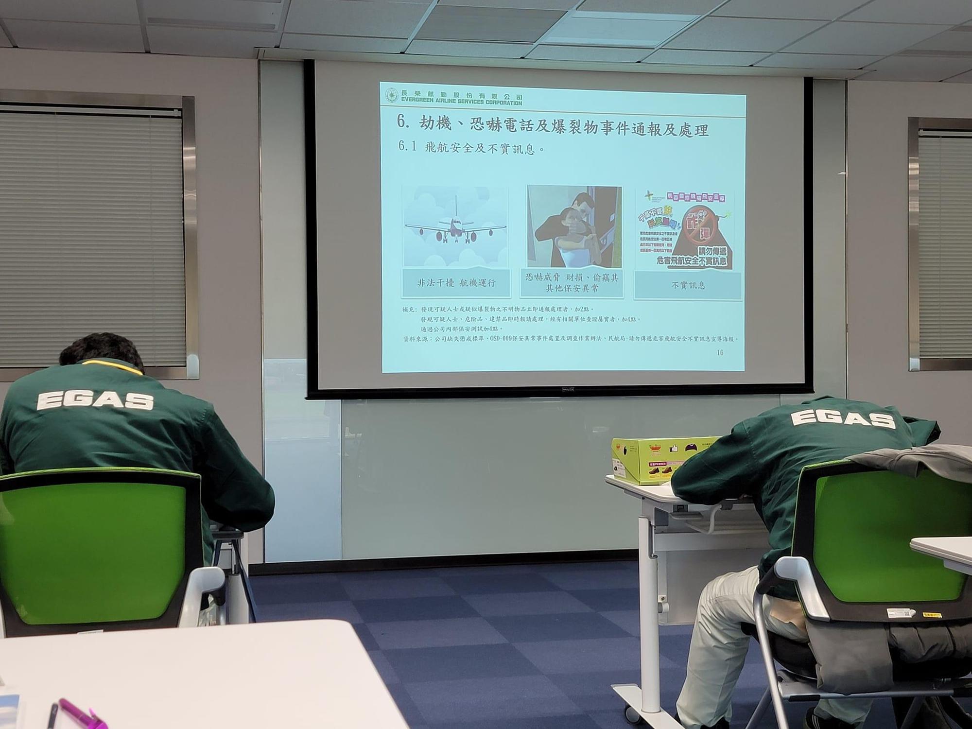長榮航勤罷工潮延燒，董事長、總經理與高層全出動「下海」搬行李。（翻自長榮航勤臉書）