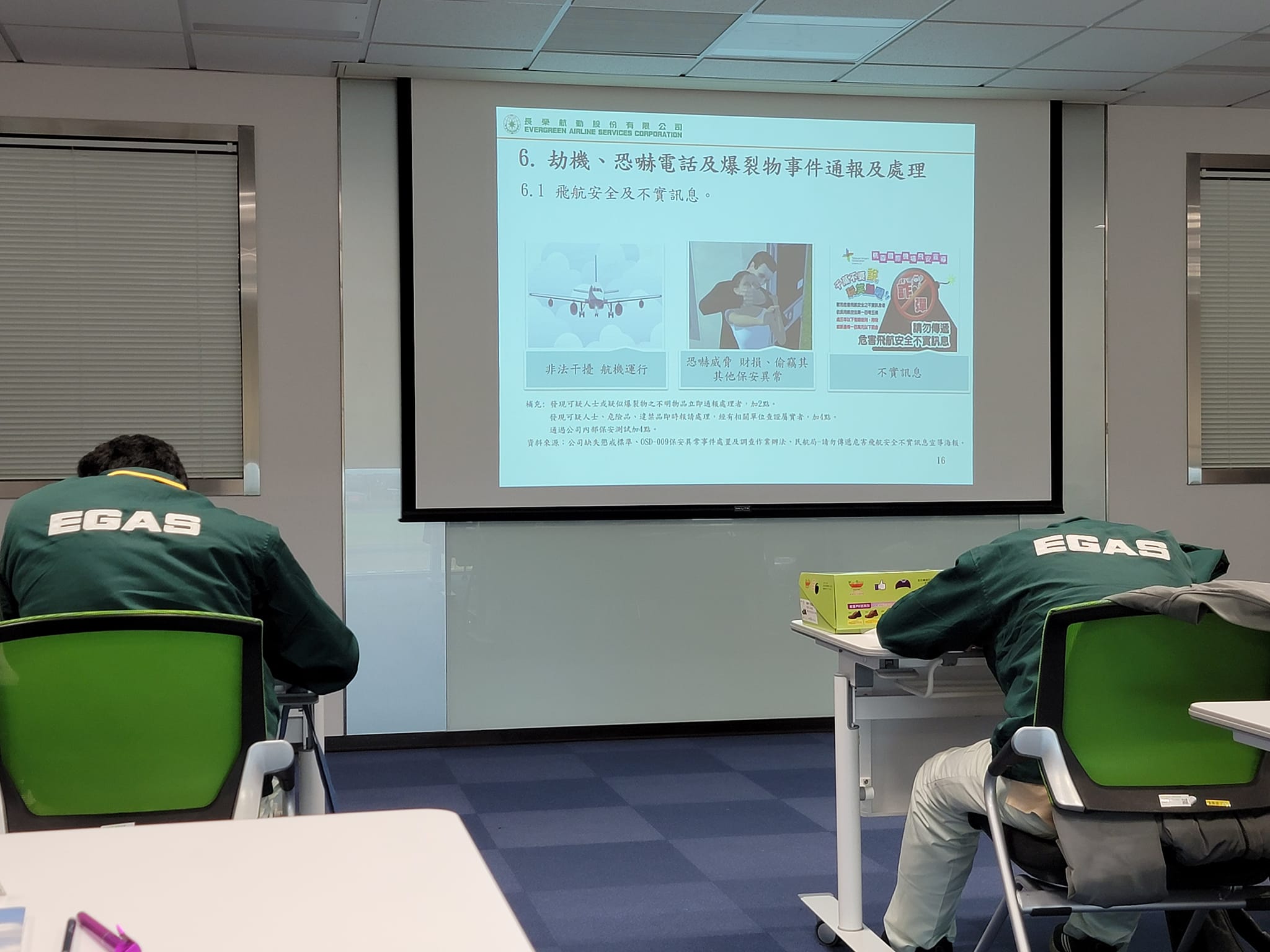 長榮航勤罷工潮延燒，董事長、總經理與高層全出動「下海」搬行李。（翻自長榮航勤臉書）