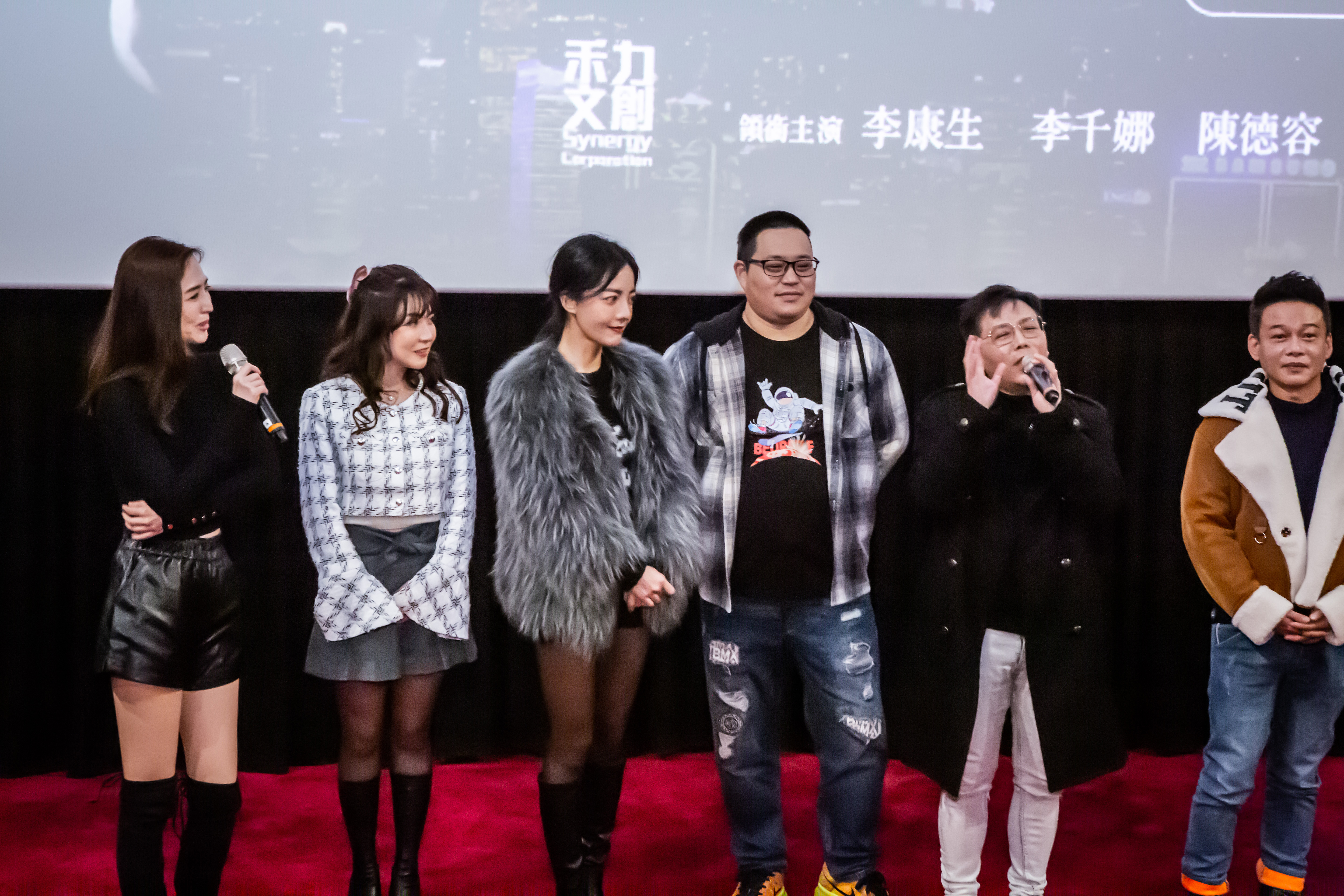 李康生（右一）在戲院陪觀眾跨年。（禾力文創提供）