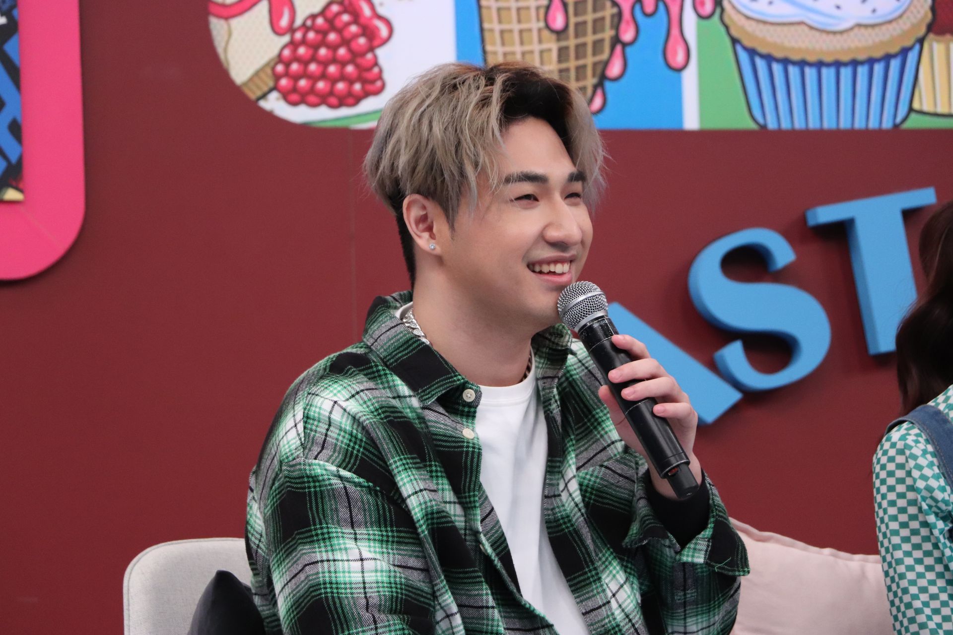 鹿西派代班主持《小明星大跟班》。(中天提供)