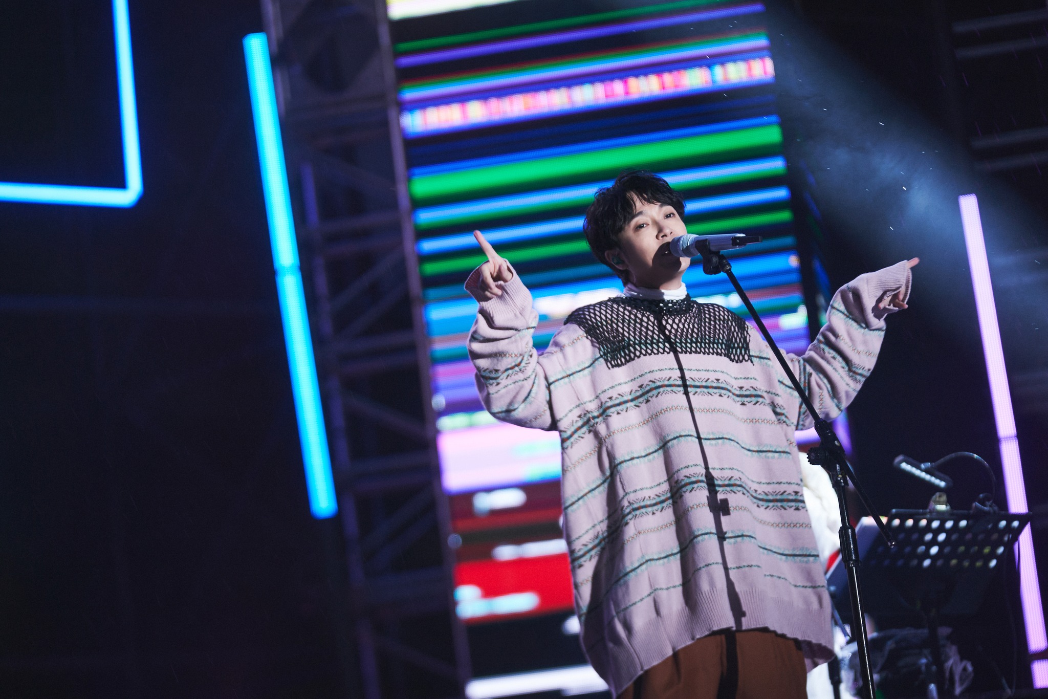 青峰到台東跨年參加跨年晚會演出，卻遇上瘋狂女粉絲一路尾隨。（翻攝自青峰臉書）