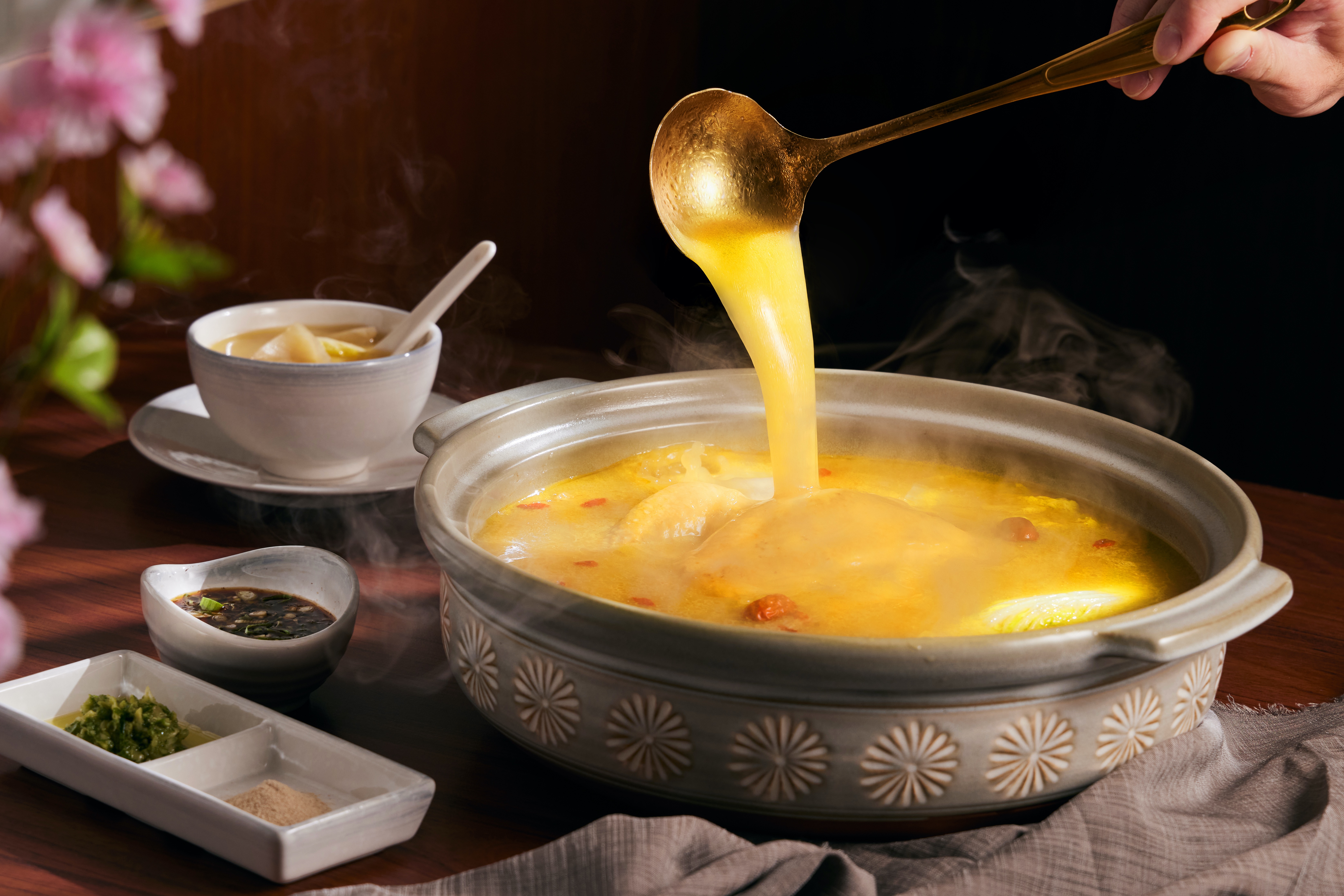 以一斤要價上萬元的高級野生鱸魚花膠入鍋與玉米雞燉煮而成的「黃金花膠雞湯」，鮮美濃醇。（3,200元／鍋，如嬌提供）