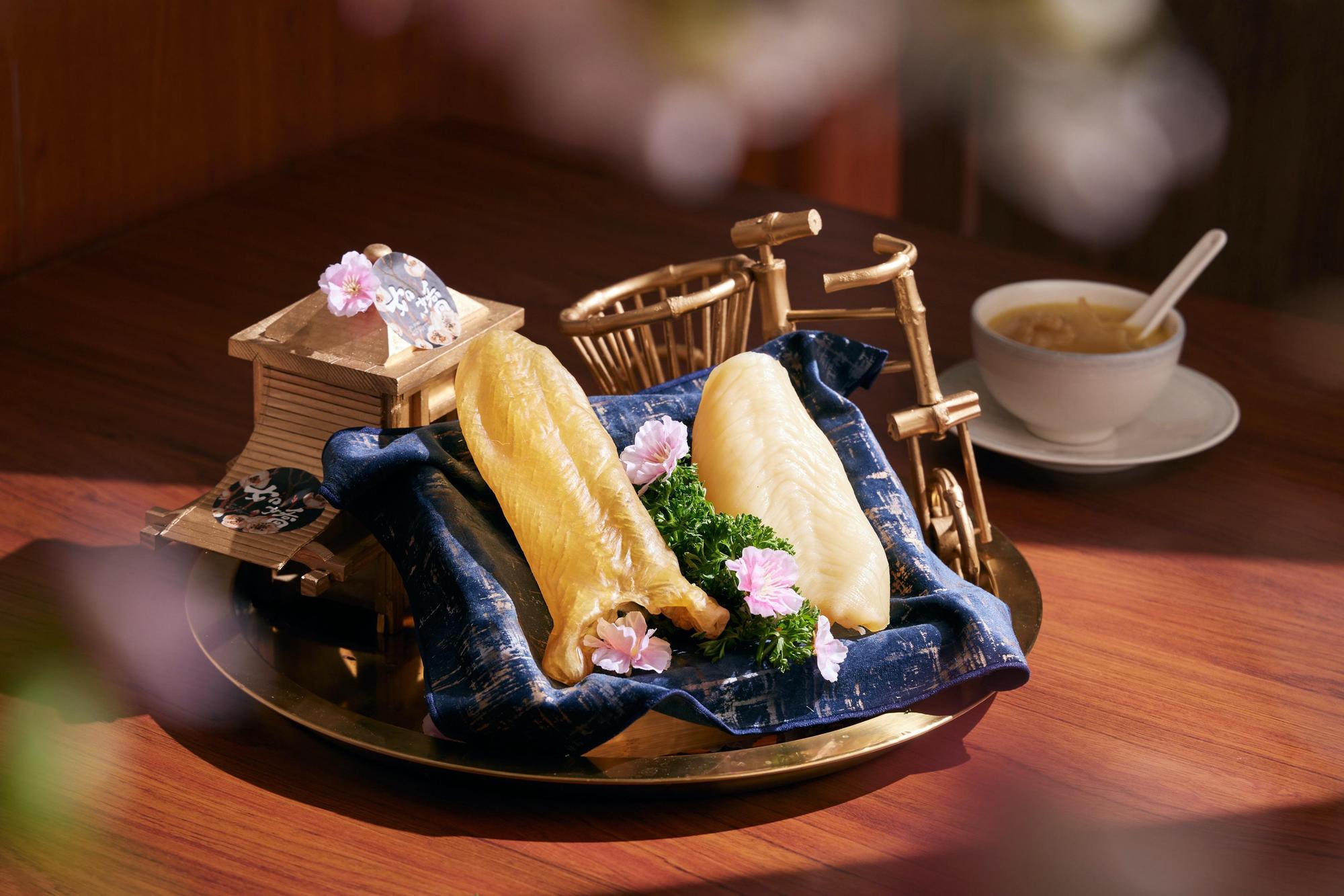 選用南非高級野生鱸魚肚花膠燉煮湯頭。(如嬌提供)