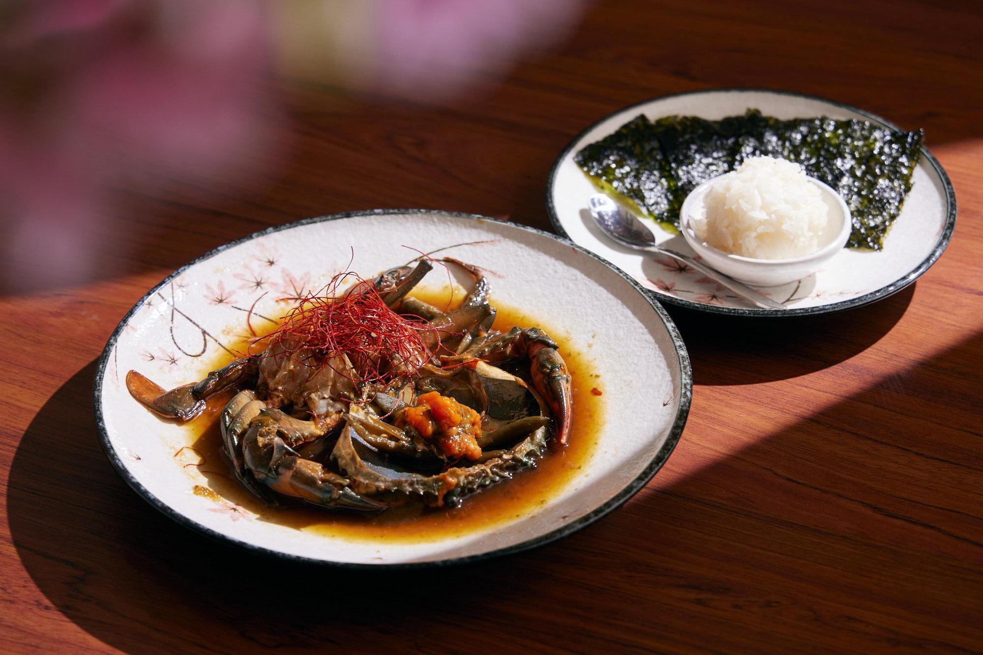 「剝皮辣椒鮮活醬蟹」可以包成海苔飯捲,也可把飯拌進醬蟹裡,吃這道菜服務人員還會送上熱薑茶暖身。(550元/份,如嬌提供)