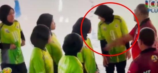 馬來西亞全國U14青少年排球錦標賽中,教練對2名少女施暴的畫面在網路上瘋傳。(翻攝自推特@PejaOfPerak)