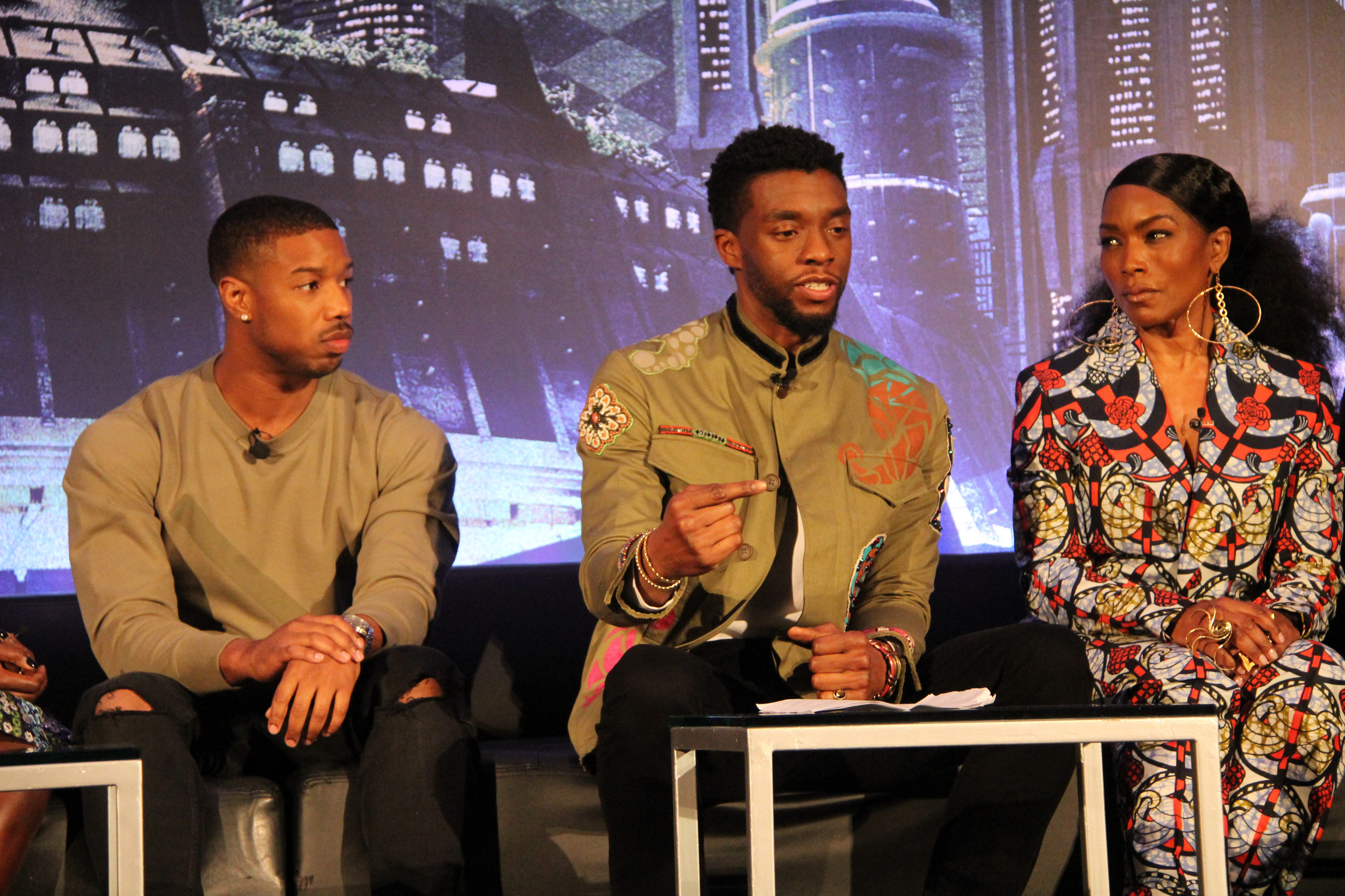 麥可B喬丹（左起）、查維克博斯曼、安琪拉貝瑟，在2018年一起替《黑豹》宣傳的畫面，已經成歷史鏡頭。（東方IC）