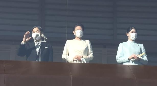 日本天皇德仁(左)、皇后雅子(中)參加「新年一般參賀」活動,愛子公主(右)首度出席。(翻攝自宮內廳官網)