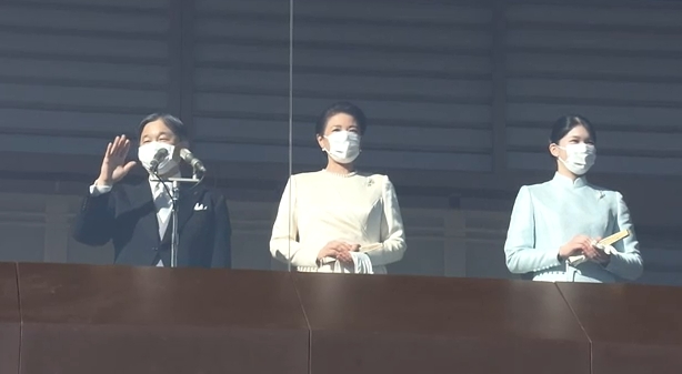 日本天皇德仁（左）、皇后雅子（中）參加「新年一般參賀」活動，愛子公主（右）首度出席。（翻攝自宮內廳官網）