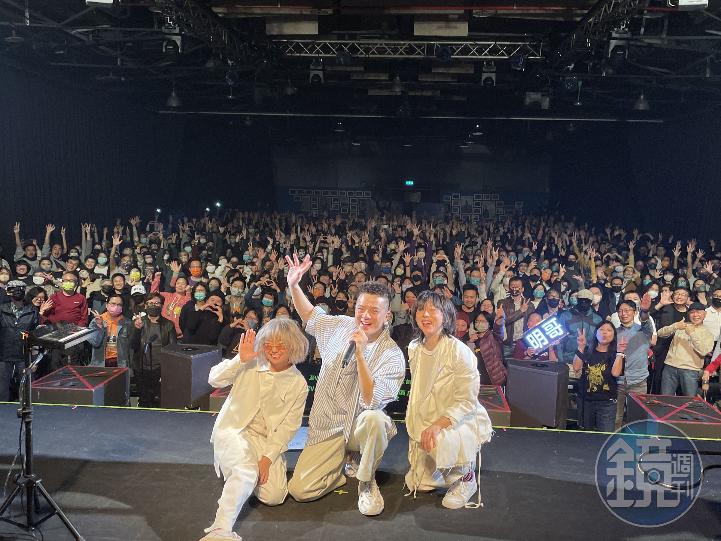 黃耀明與音樂總監李端嫻(右)、吉他手Soni(左)與歌迷大合照,整場演唱會氣氛都相當熱烈。(攝影:Cheehaur)