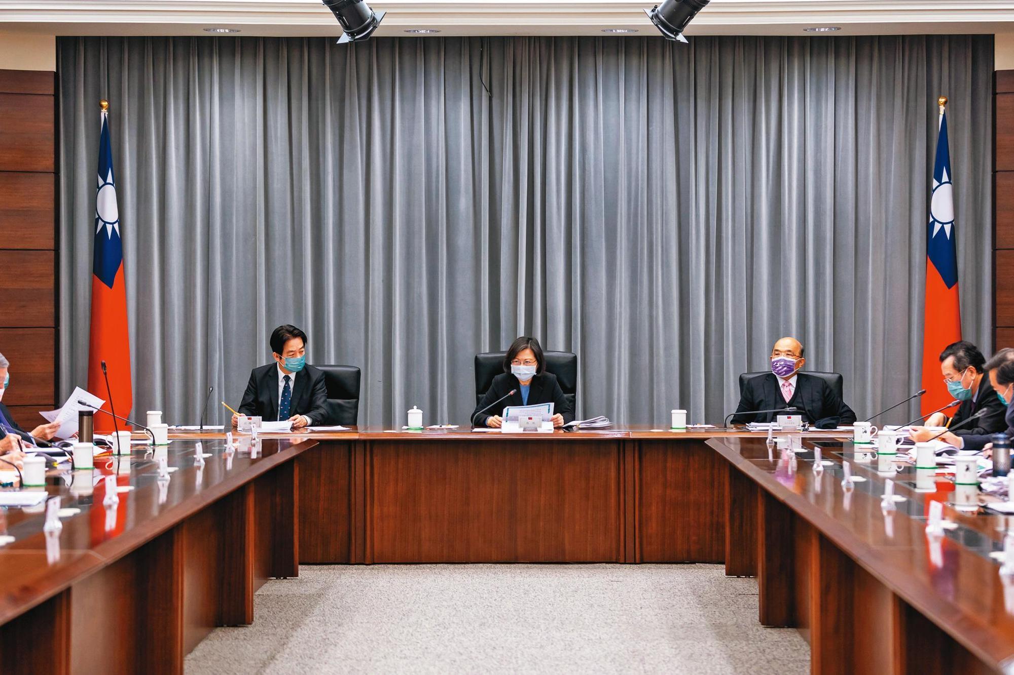 國家安全會議（圖）決定，將部分「超徵稅額」拿出來全民共享，弄得全台灣一起發癲，還好總統蔡英文元旦談話緊急踩煞車。（總統府提供）