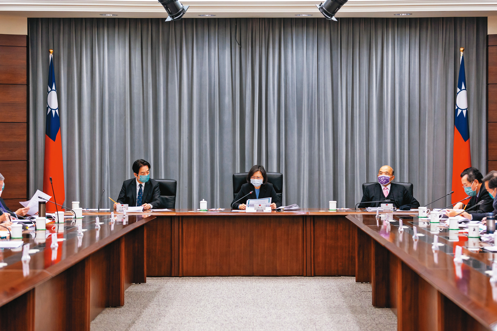 國家安全會議（圖）決定，將部分「超徵稅額」拿出來全民共享，弄得全台灣一起發癲，還好總統蔡英文元旦談話緊急踩煞車。（總統府提供）