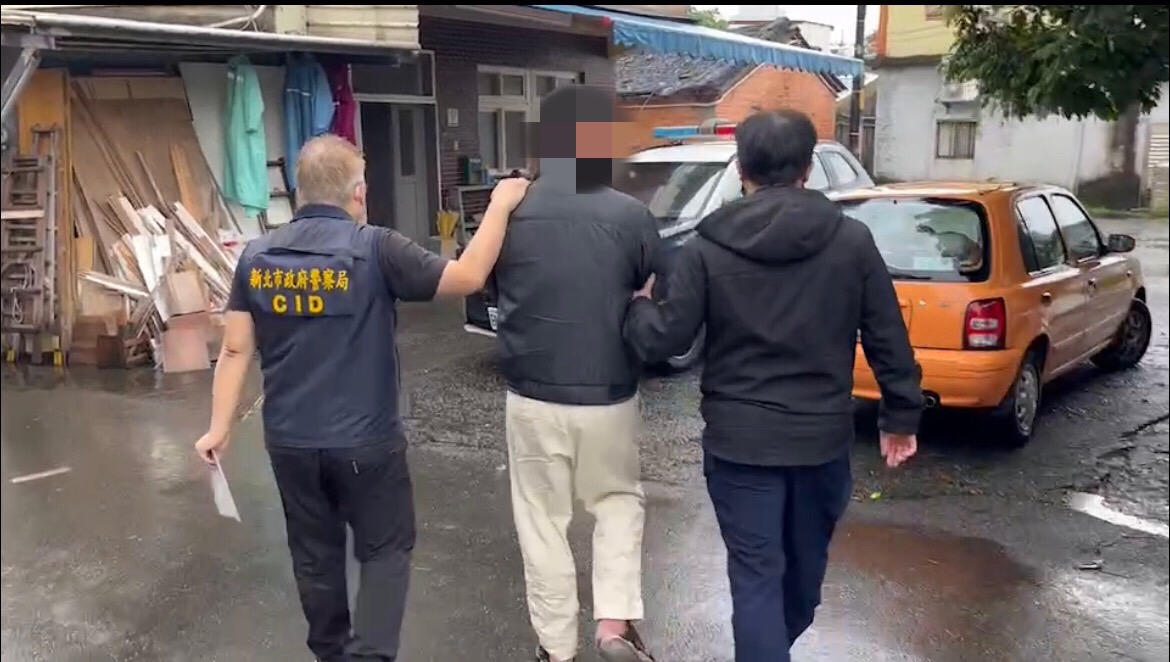 警方押林回台北偵辦。(警方提供)