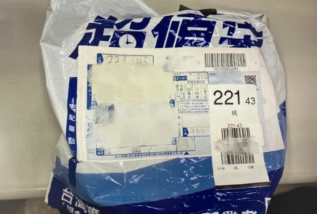女老師收到的包裹。(警方提供)