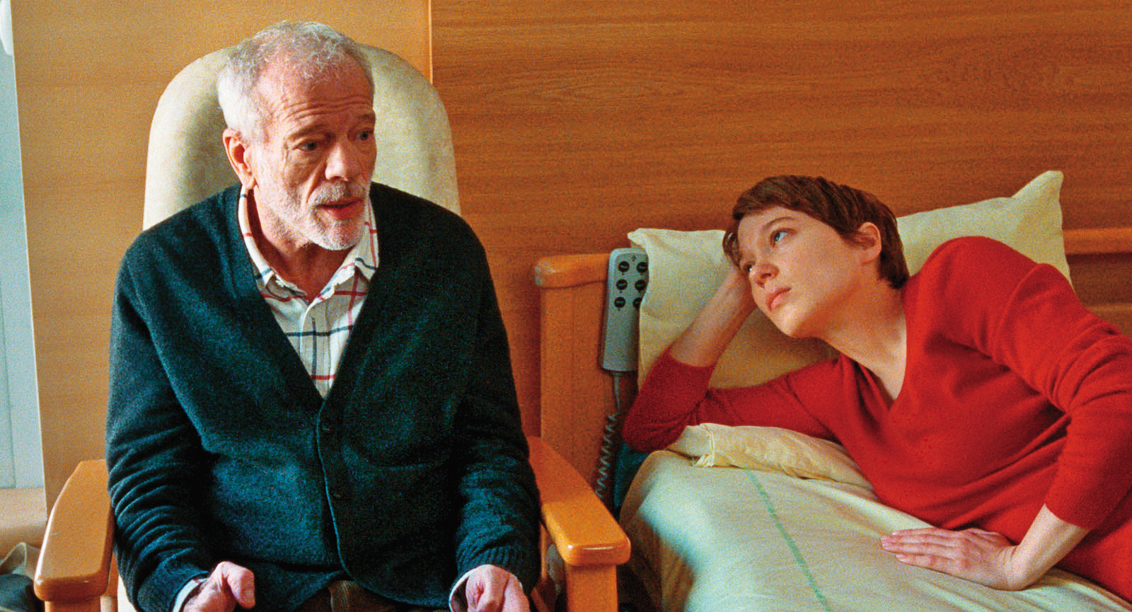 老父逐漸失智需照護,女兒一邊照顧父親的病痛,同時卻也陷入一場關係複雜的愛情。(東昊娛樂提供)