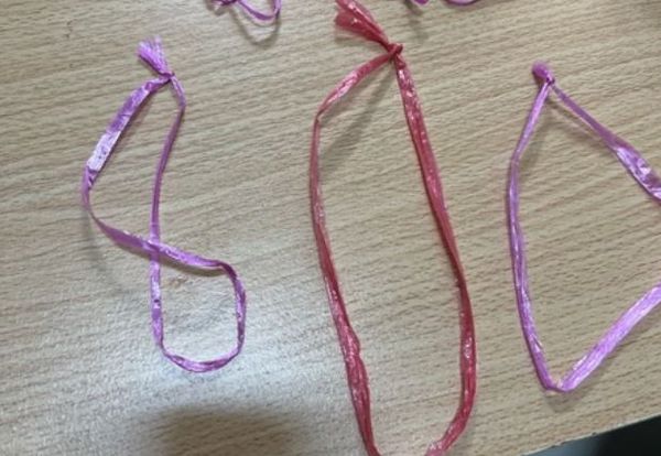 一名網友表示，在網購時發現有人販賣「剛吃肉羹麵綁在上面的束口繩」。（翻攝爆廢公社）