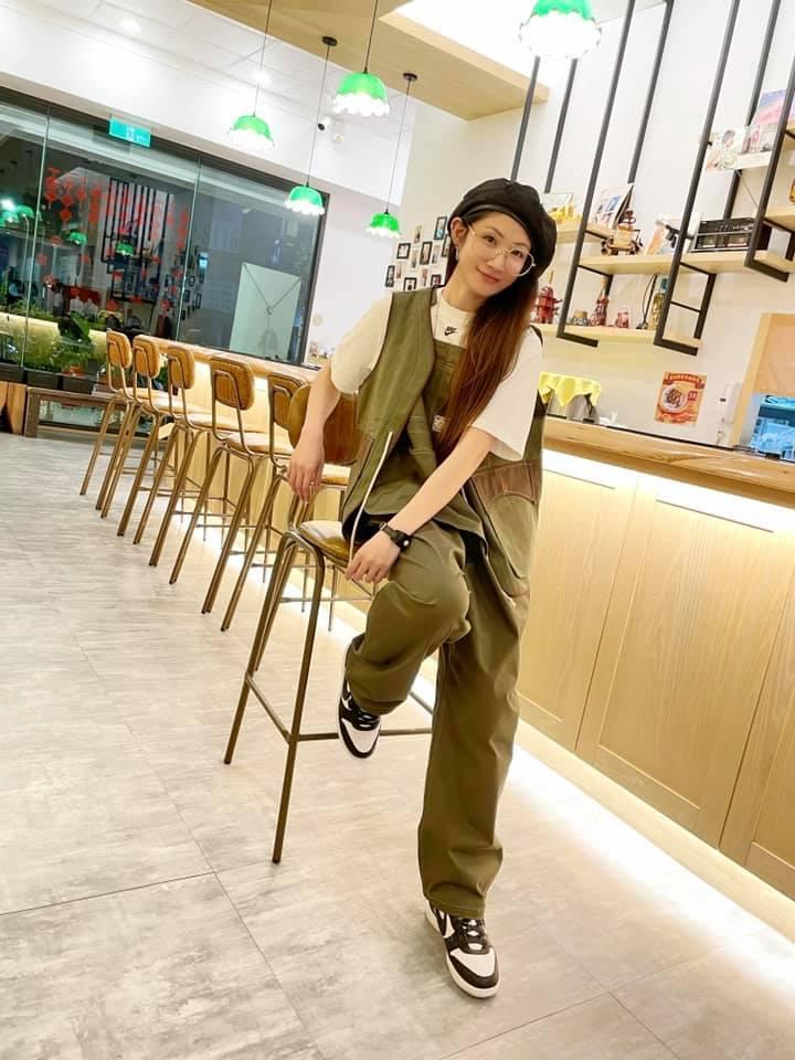 李千娜與兄姐投資500萬元在台中開火鍋店,疫情時期她還親自出馬送外送。(翻攝自李千娜IG)