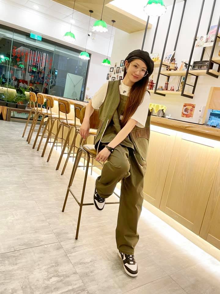 李千娜與兄姐投資500萬元在台中開火鍋店,疫情時期她還親自出馬送外送。(翻攝自李千娜IG)