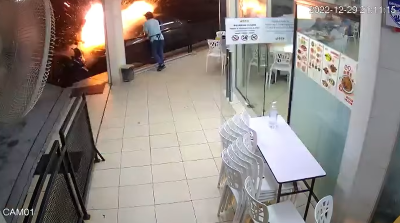 車子引擎蓋上有包裹，男動手打開...下一秒被炸飛血肉模糊慘死。（翻自《中國報》）